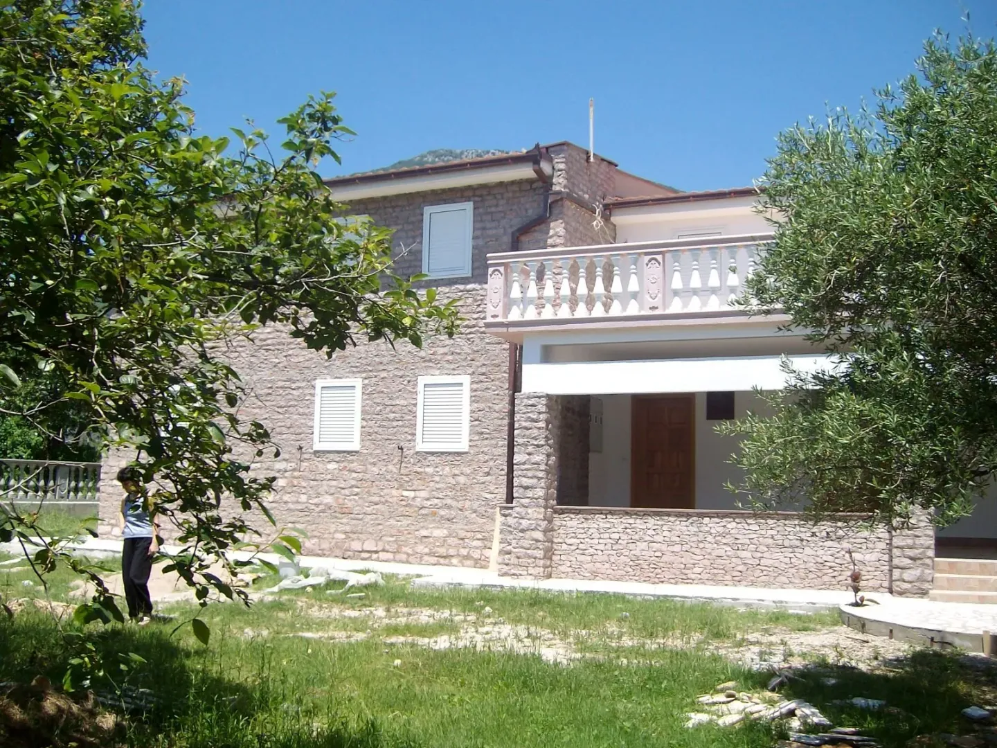 Kamena kuća sa prostranim dvorištem i terasom.