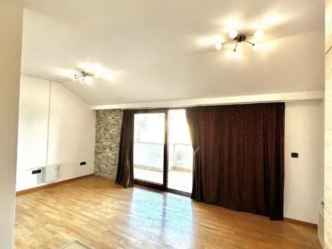 Izdavanje, poslovni prostor, 300m², Centar, Podgorica - image 14