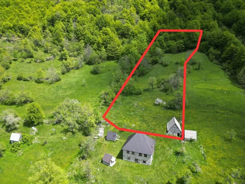 Iz vazduha snimljen plac u prirodi sa označenom granicom i pomoćnim objektima.