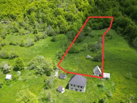 Iz vazduha snimljen plac u prirodi sa označenom granicom i pomoćnim objektima. - image 2