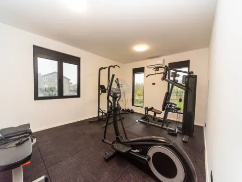 Izdavanje, kuća, 190m², Tološi, Podgorica - image 19