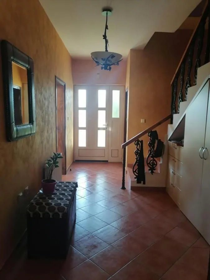 Prodaja, kuća, 350m², Tološi, Podgorica