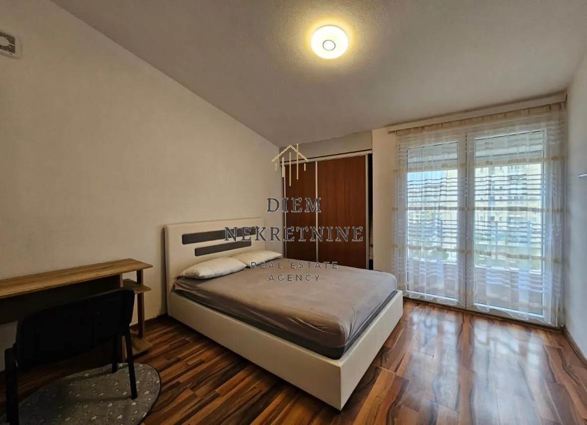 Izdavanje, trosoban stan, 120m², Centar, Bar