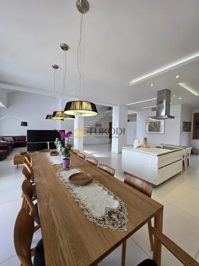 Prodaja, stan, 352m², Centar, Novi Sad