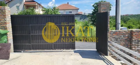 Dvorišna kapija sa ogradom ispred porodične kuće. - image 4
