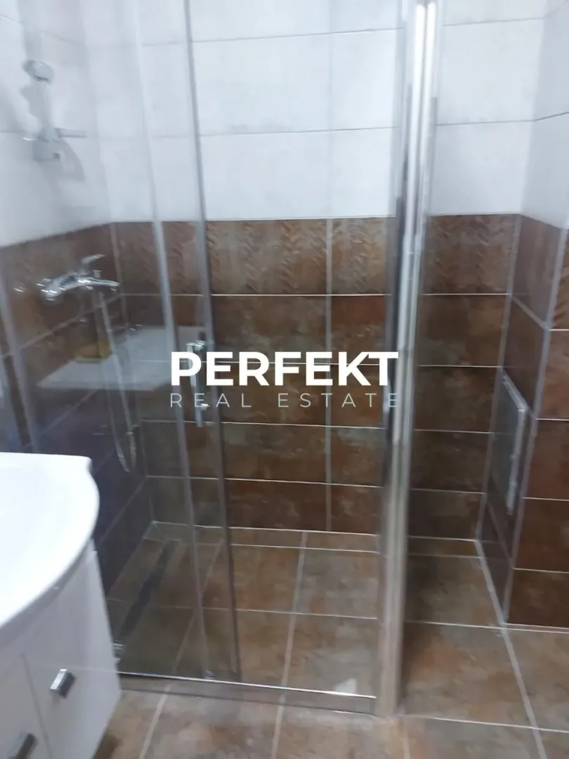 Bathroom with a shower cabin and a washbasin.