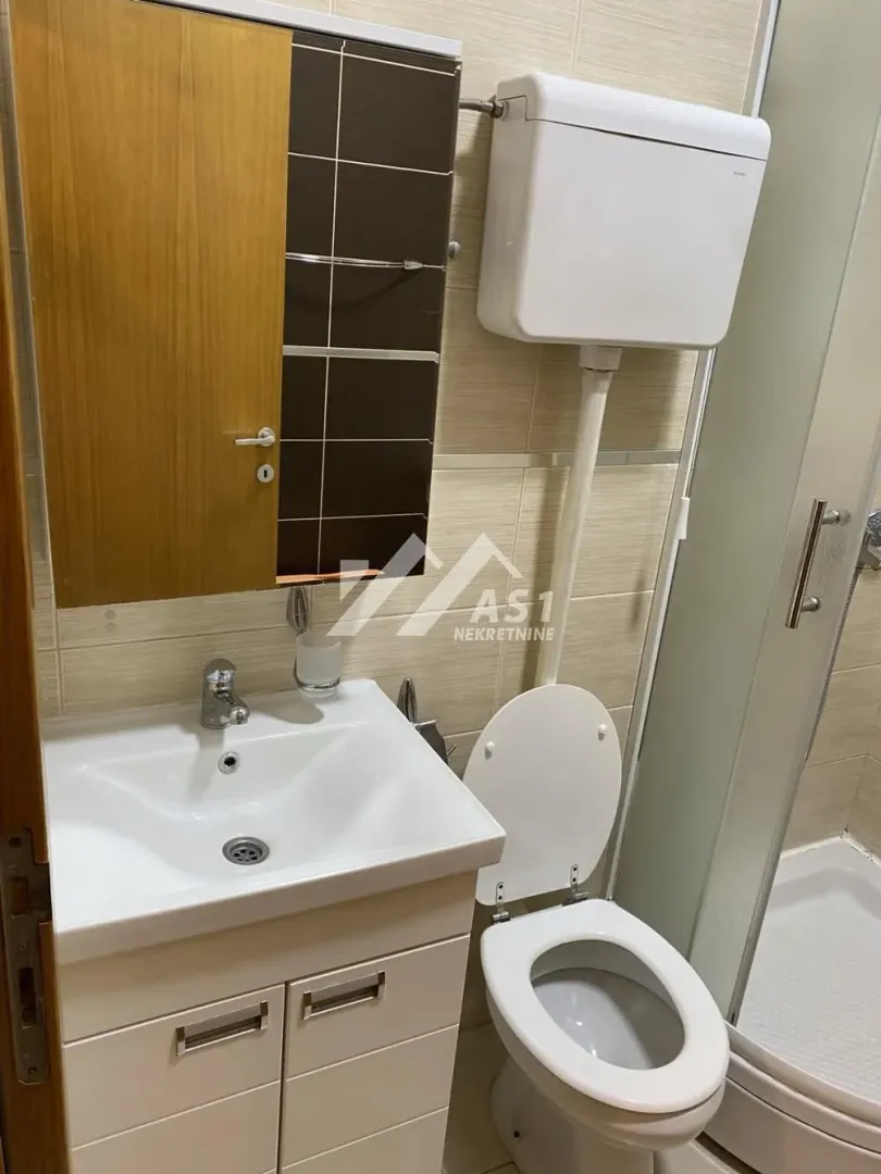 Izdavanje, jednosoban stan, 38m², Salajka, Novi Sad Sve Podlokacije