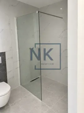 Moderno kupatilo sa tuš kabinom i ugradnim toaletom. - image 6