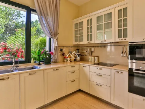 Prodaja, kuća, 240m², Centar, Tivat - image 10