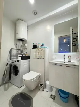 Kupatilo opremljeno sanitarijama, umivaonikom, veš mašinom i bojlerom. - image 7