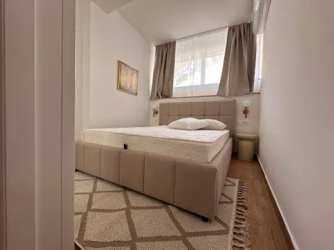 Svjetla spavaća soba sa bračnim krevetom, tepihom i prozorom. - image 10