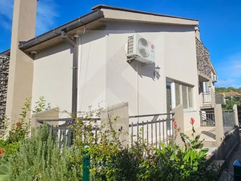 Pogled na spoljašnjost kuće sa dvorištem i terasom. - image 3