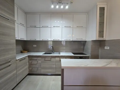 Moderna kuhinja sa ugradnim elementima i radnim pultom. - image 5