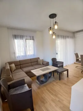 Prostrana dnevna soba sa ugaonom garniturom, stočićem i modernim osvjetljenjem. - image 7