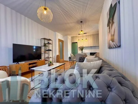 Dnevni boravak povezan sa trpezarijom i kuhinjom. - image 11