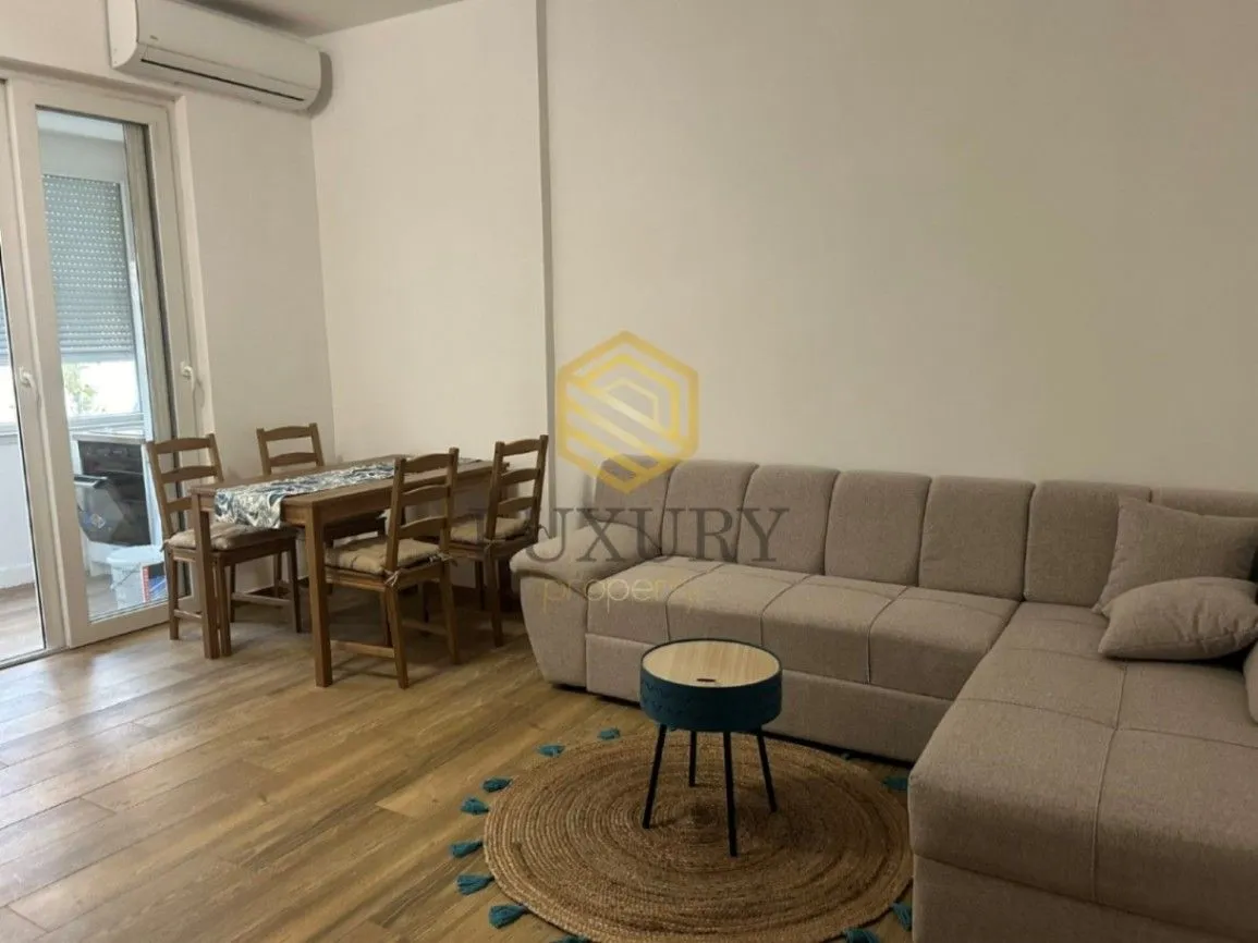 Izdavanje, dvosoban stan, 68m², Centar, Podgorica