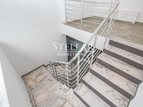 Izdavanje, poslovni prostor, 186m², Blok 9, Podgorica - image 11