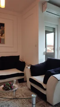 Dnevna soba sa garniturom i stočićem. - image 5
