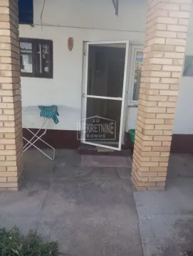 Ulaz u kuću sa natkrivenom terasom i ciglenim stubovima. - image 5