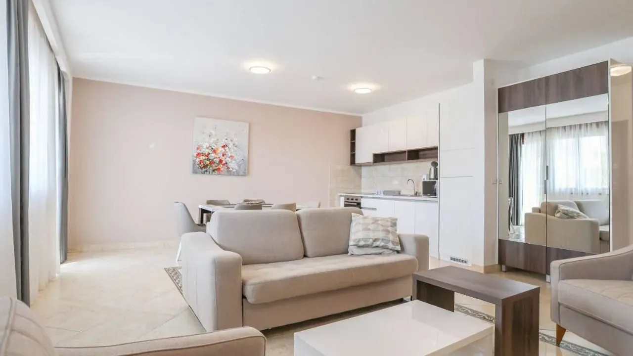Rent, one bedroom apartment, 90m², Bečići, Budva