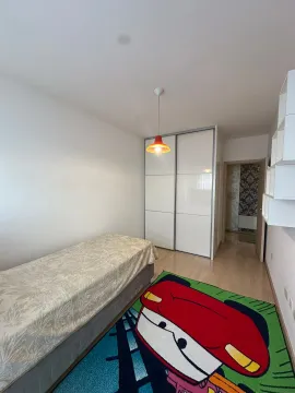 Dječja spavaća soba sa krevetom, garderoberom i šarenim tepihom. - image 4