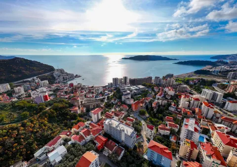 Pogled iz vazduha na obalu i grad sa morem u pozadini. - image 17