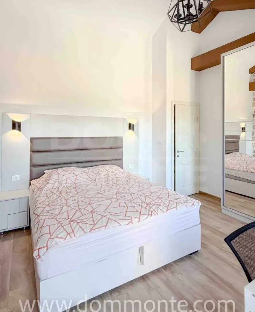 Izdavanje, dvosoban stan, 80m², Tivat, Crna Gora