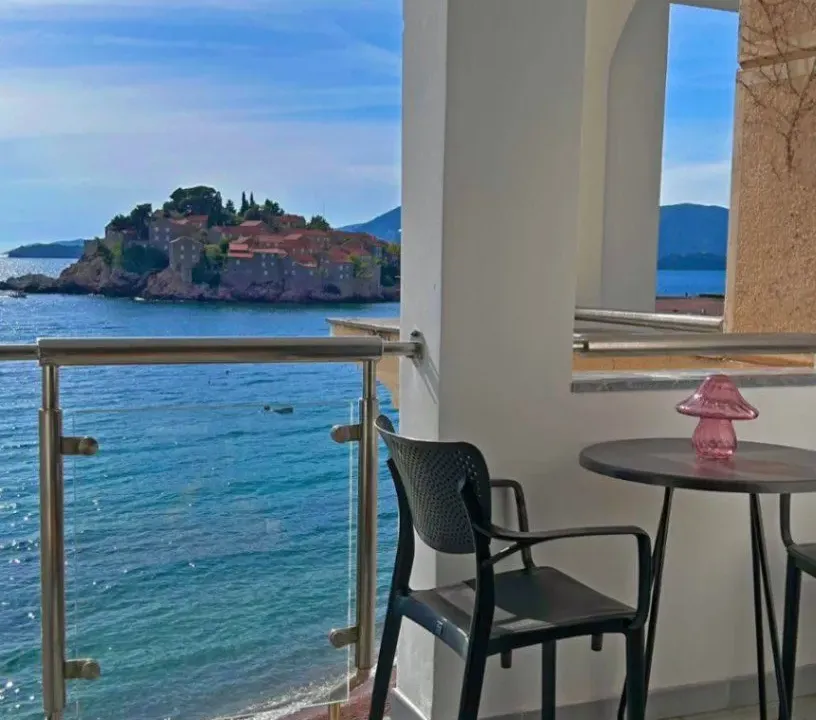 Izdavanje, dvosoban stan, 55m², Sveti Stefan, Budva