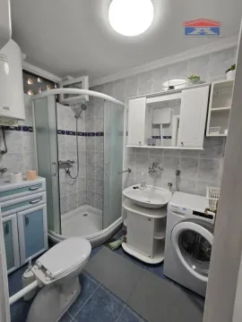 Kupatilo opremljeno tuš kabinom, umivaonikom, WC šoljom i veš mašinom. - image 14