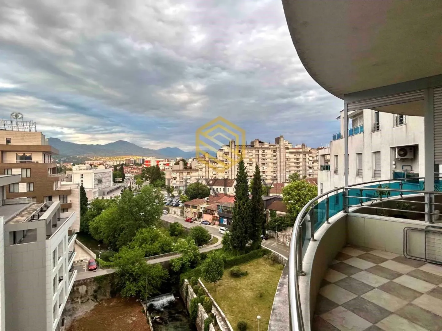Pogled sa terase na gradske ulice i okolne zgrade.