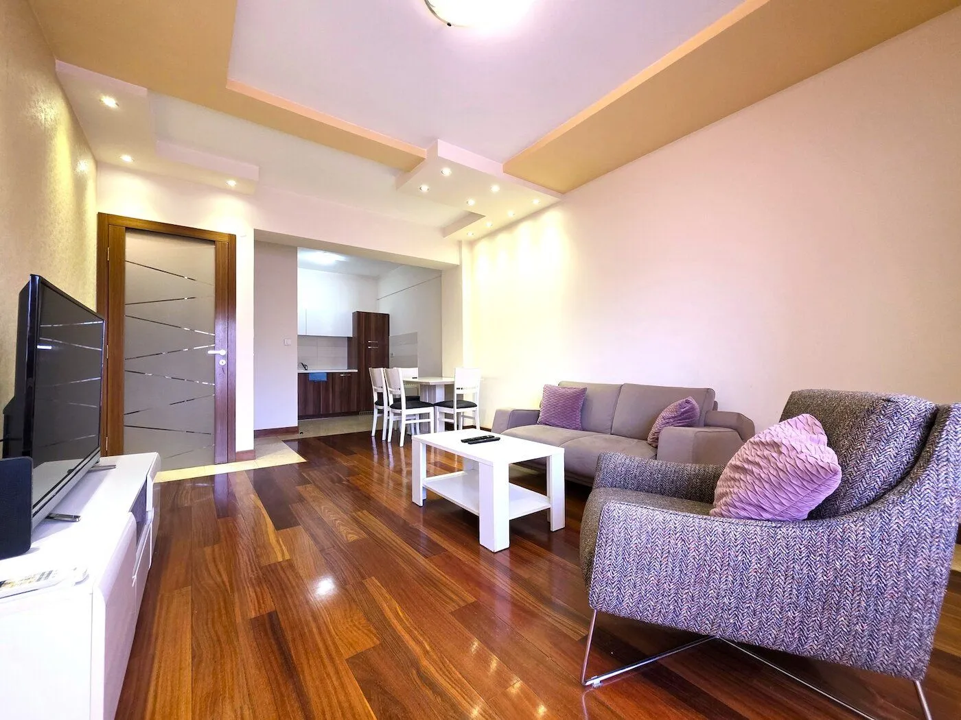 Izdavanje, dvosoban stan, 75m², Centar, Podgorica