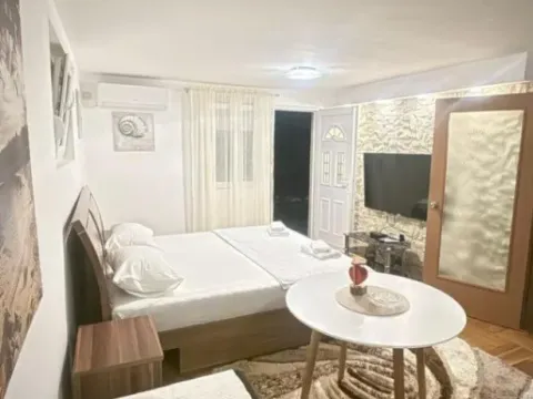 Izdavanje, garsonjera, 48m², Centar, Cetinje - image 3