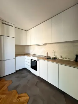 Moderna bela kuhinja sa ugradnim aparatima i kombinacijom podnih obloga. - image 6