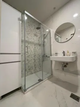Moderne kupatilo sa tuš kabinom, umivaonikom i ogledalom. - image 7