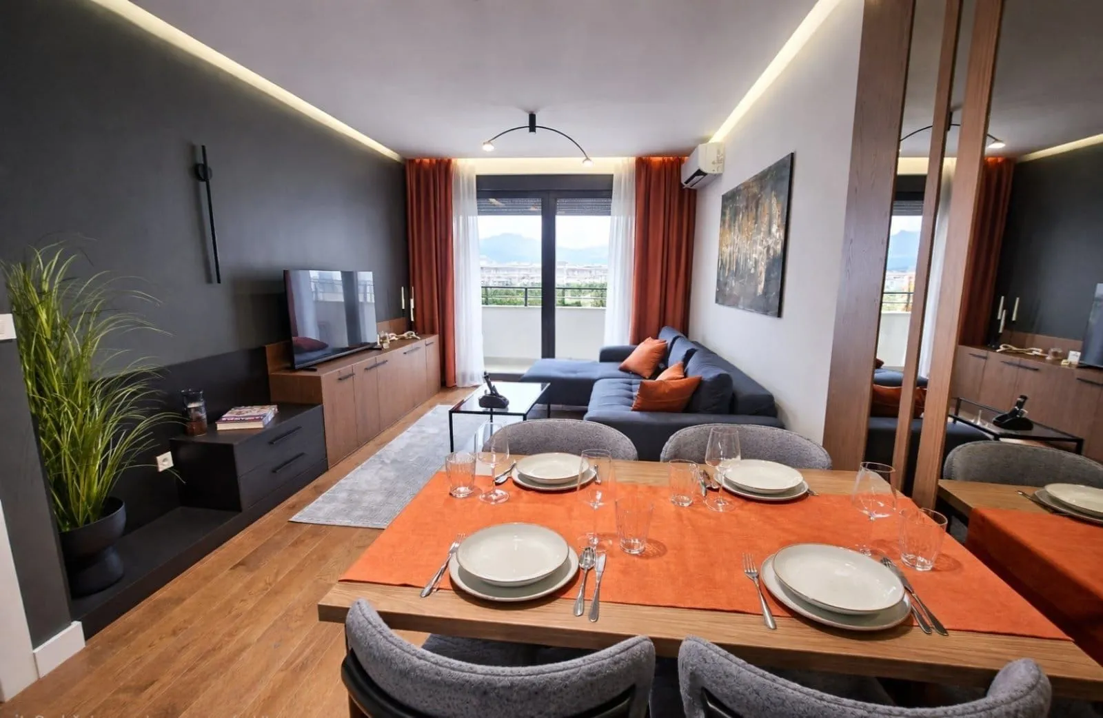 Living room with dining area and access to the terrace.