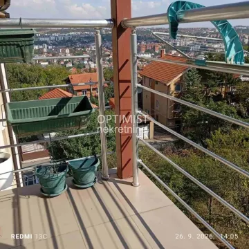 Pogled sa balkona na grad i okolno naselje. - image 16