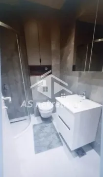 Moderno kupatilo sa tuš kabinom, umivaonikom i ugradnom sanitarijom. - image 10