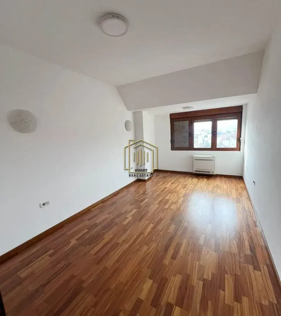 Prodaja, četvorosoban stan, 220m², Preko Morače, Podgorica