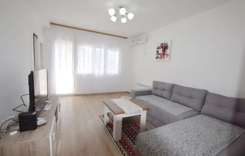 Izdavanje, stan, 53m², Tivat, Crna Gora