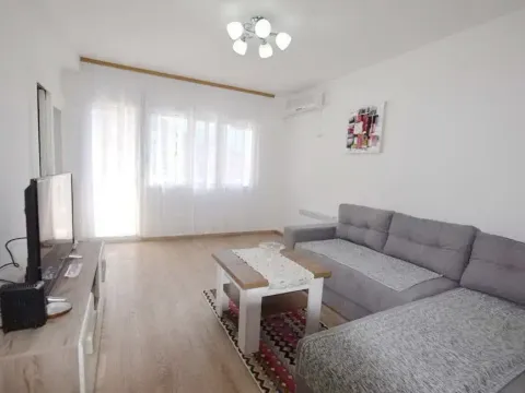 Izdavanje, stan, 53m², Tivat, Crna Gora