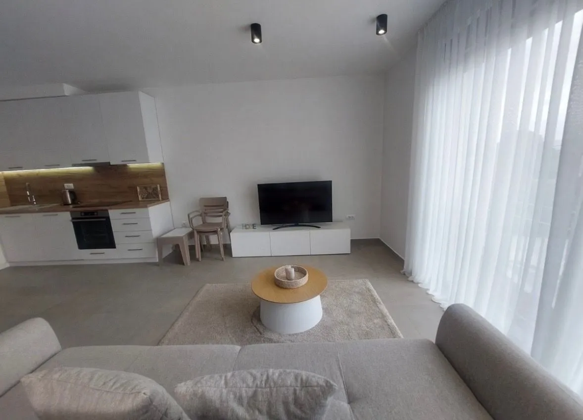 Izdavanje, dvosoban stan, 70m², Gradiošnica, Tivat