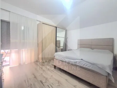 Spavaća soba sa bračnim krevetom, garderoberom i velikim prozorom. - image 7
