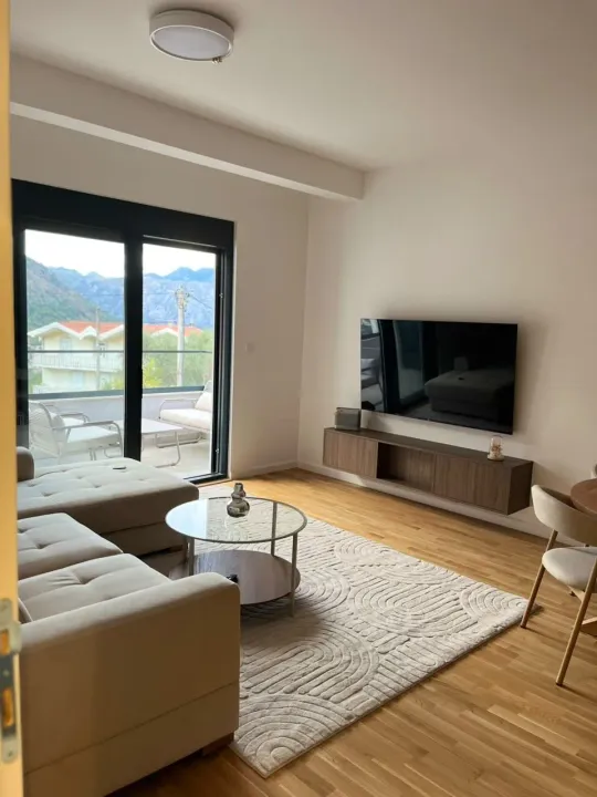 Izdavanje, dvosoban stan, 72m², Škaljari, Kotor