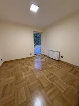 Prazna soba sa parketom i izlazom na terasu. - image 10