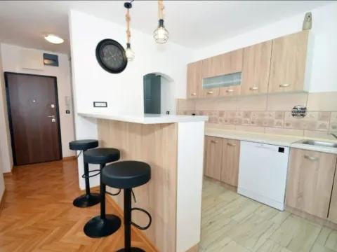 Izdavanje, dvosoban stan, 90m², Centar, Tivat - image 12