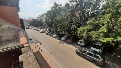 Pogled sa terase na ulicu sa parkiranim automobilima i drvećem. - image 11