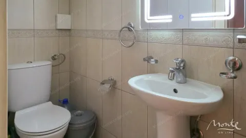 Pogled na kupatilo opremljeno umivaonikom, WC šoljom i ogledalom sa osvjetljenjem. - image 23