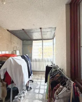 Zastakljena terasa sa sušilicom za veš i stalkom za garderobu. - image 11