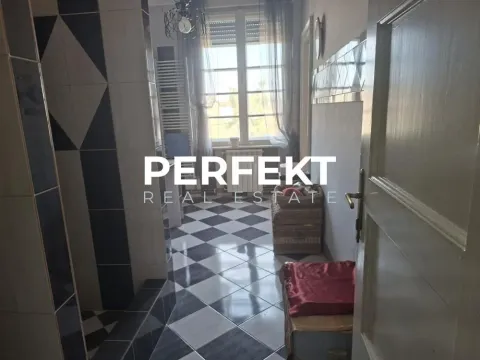 Kupatilo sa tuš kabinom i crno-belim keramičkim pločicama na podu. - image 15