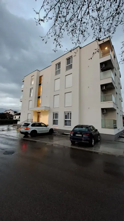 Izdavanje, dvosoban stan, 42m², Stari Aerodrom, Podgorica